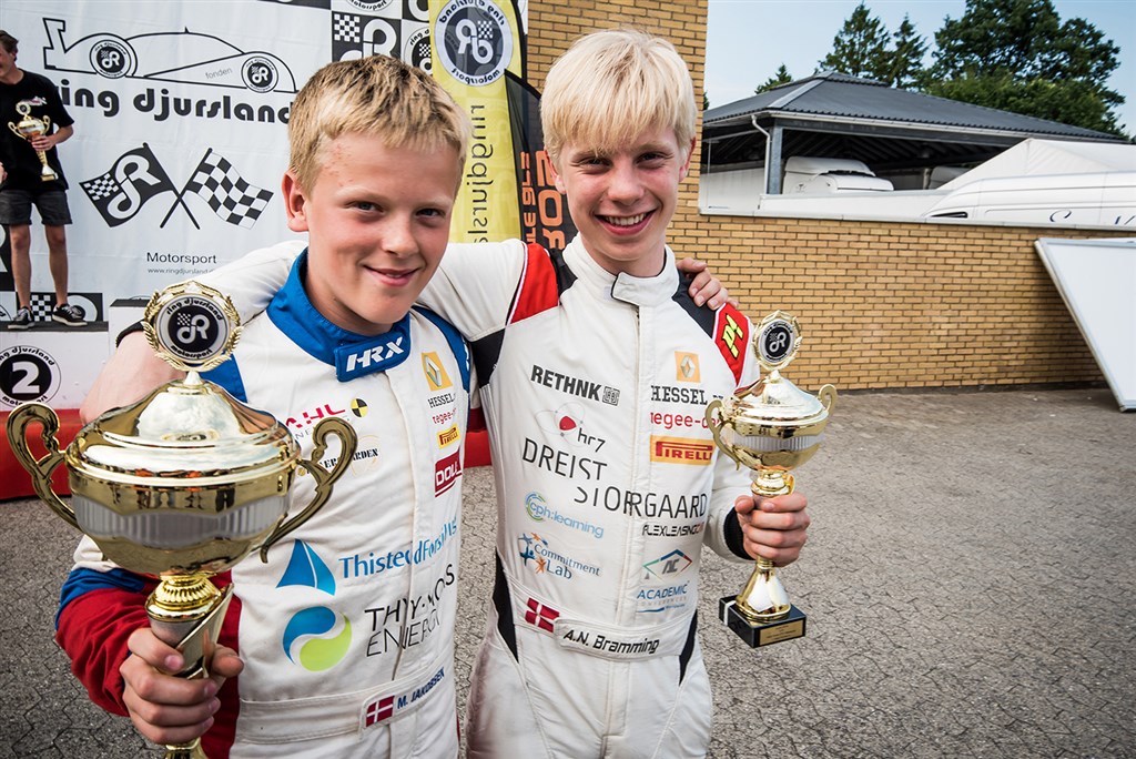 To teamkammerater med hver sin pokal. Malthe Jakobsen og Aske Nygaard Bramming
(Foto: Renault Formel 4 DK)